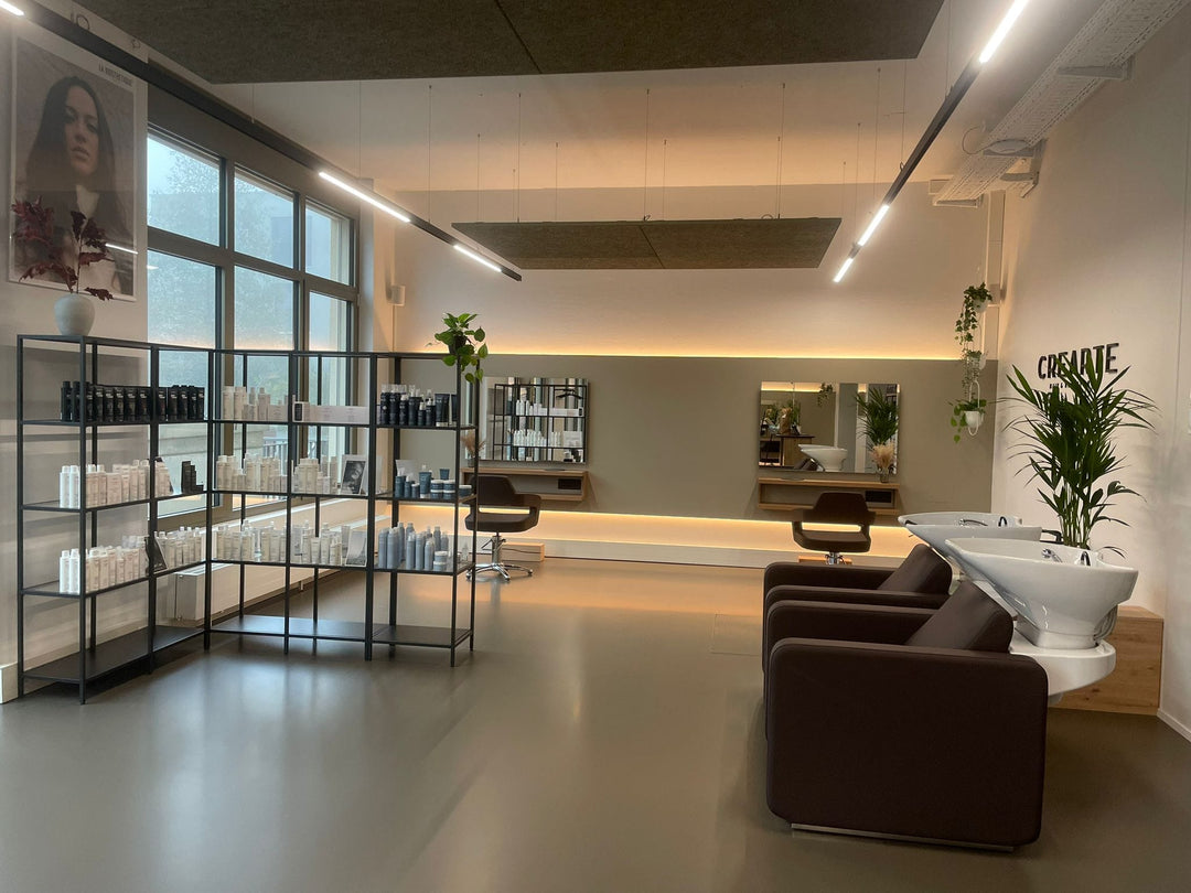 Heller Friseursalon CREARTE mit Pahi Wandplätzen Nidda, Lichtband und Karisma INFINITY in Braun