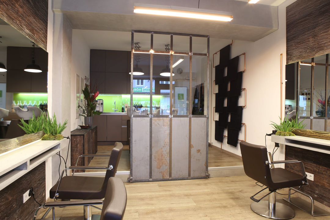 Friseursalon Gounaris in München mit Altholz, Stahl und Glas