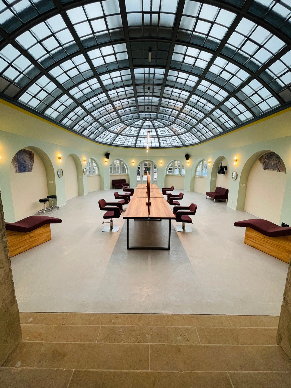 Friseursalon Juliette Beke in Dresden: Styling-Tafel unter der Glaskuppel mit Pahi Eurostile und Bold