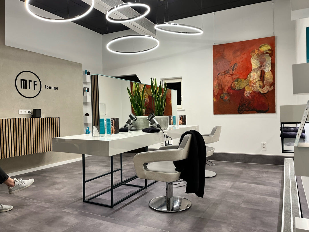 Friseursalon als Lounge bei marcel rosenauer friseure mit Karisma MIAMI Stühlen und Ringleuchten